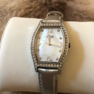 Vintage Titus shell watch with silver leather color watchband